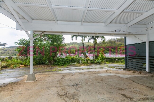 Building Photo - 1555 Moani St