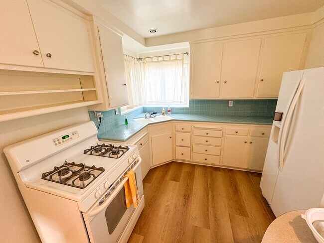 Building Photo - COMING SOON - Charming 3 bedroom 2 bath townhouse