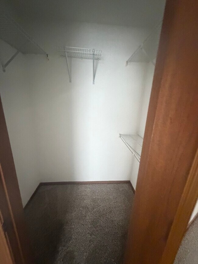 Building Photo - 690 Greenfield Ct