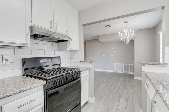 Building Photo - Stylish Upstairs Condo with Dual Primary S...