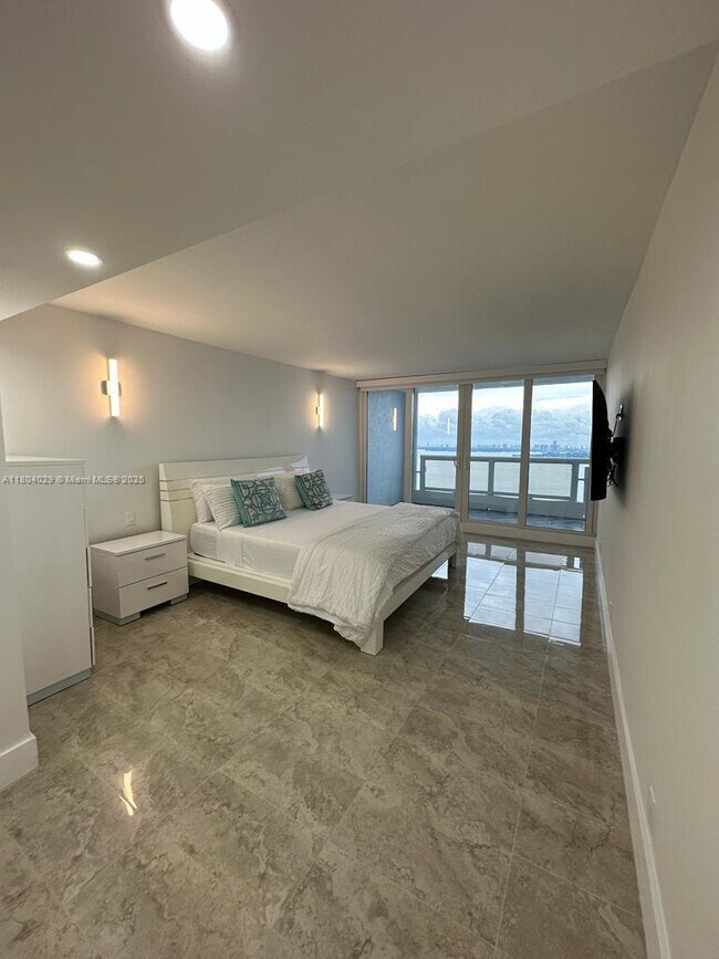 Building Photo - 1717 N Bayshore Dr