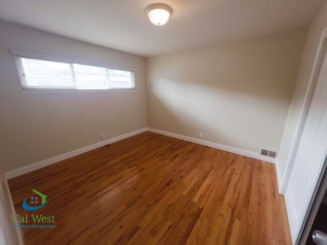 Building Photo - $2,695 - 2 BR/1BA Duplex-Downtown Willow G...