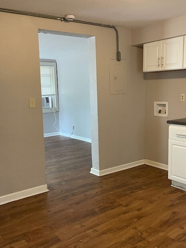 Building Photo - Updated Downstairs 2 Bedroom and 1 Bathroom Carriage House