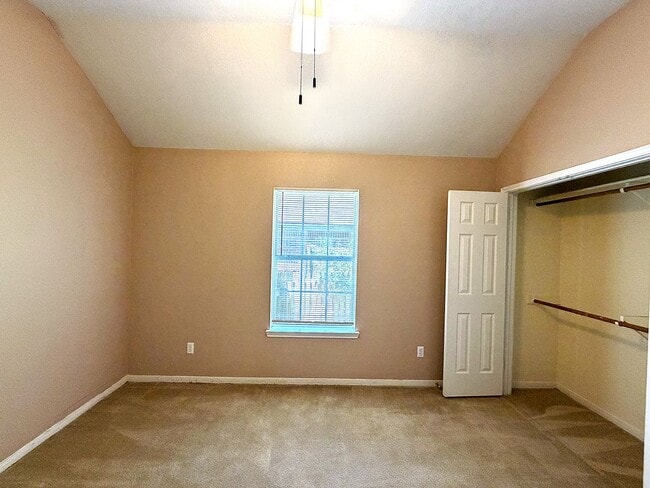 Building Photo - 405 Gina Dr