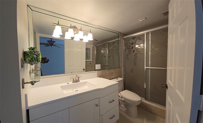 Building Photo - 1830 Sabal Palm Dr