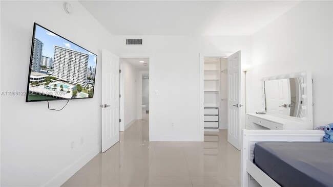 Building Photo - 300 Bayview Dr