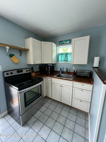 Building Photo - 2179 Pineapple Ave
