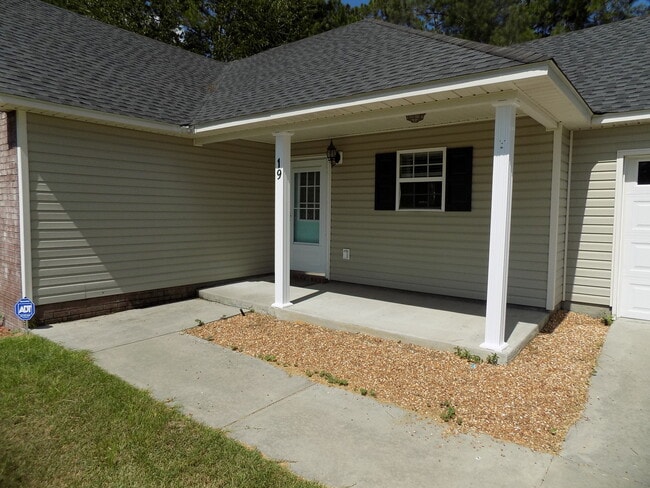 Building Photo - Three bedroom home in the city of Lakeland, GA