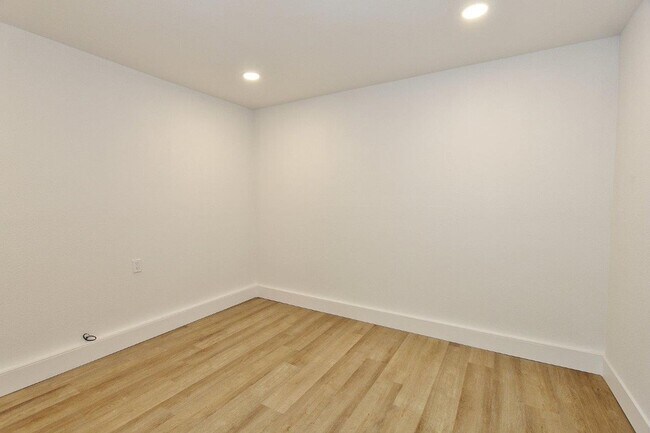 Building Photo - Charming Single-Level Home