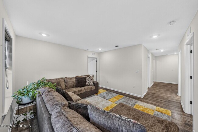 Building Photo - 319 Tulip Ct