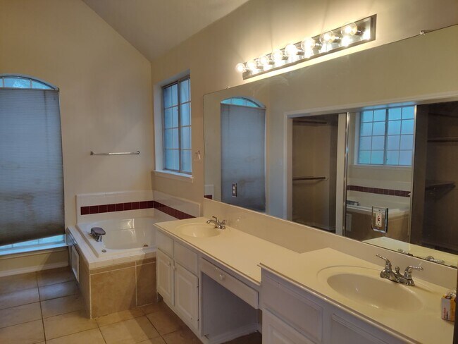 Building Photo - House for lease in Austin.