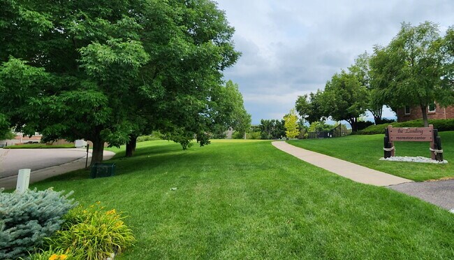 Building Photo - Beautiful Ground Floor 2 Bed 2 Bath Condo! Sunroom!