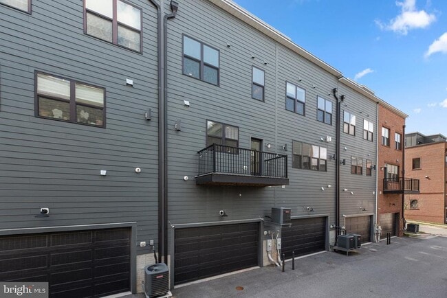 Building Photo - 921 Grundy St