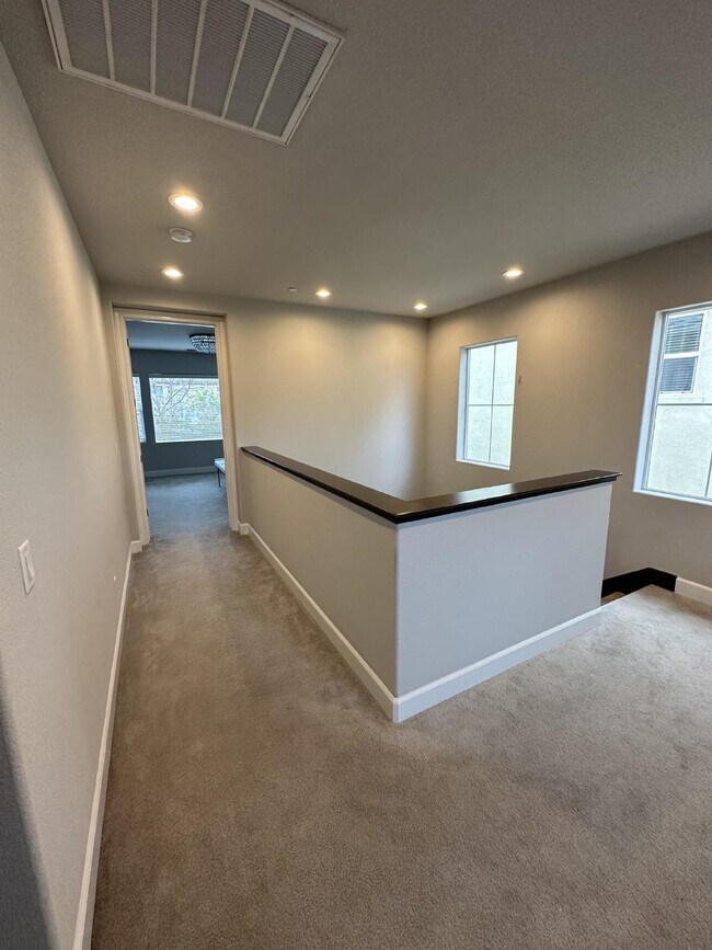 Building Photo - Gorgeous like new 4 bedroom 3 bath home located in Promontory