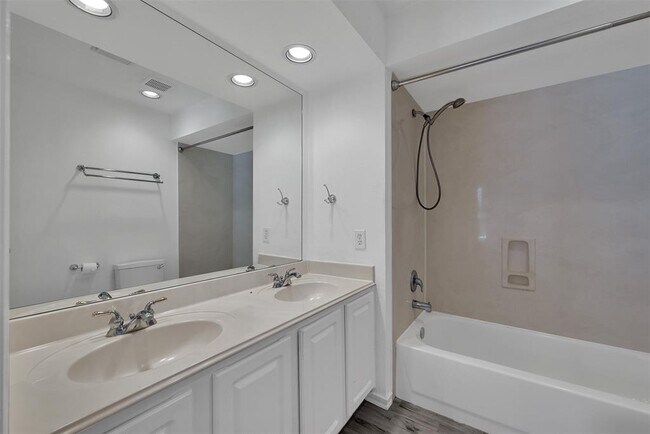 Building Photo - 7 E Gaslight Pl
