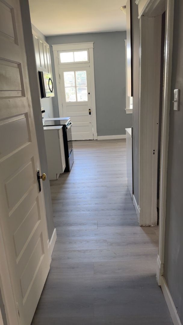 Building Photo - Fully Renovated Modern Finishes, Great Yar...