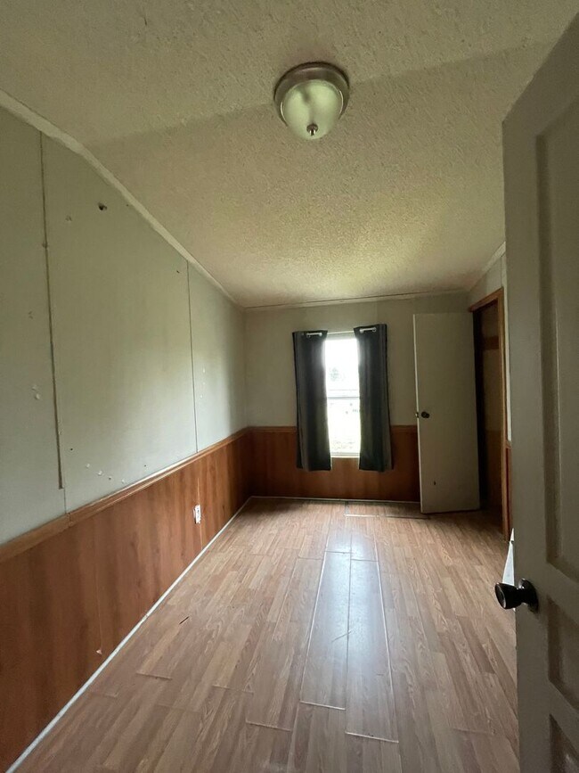 Building Photo - Country living with spacious front and backyard - 3 beds/ 2bath available now