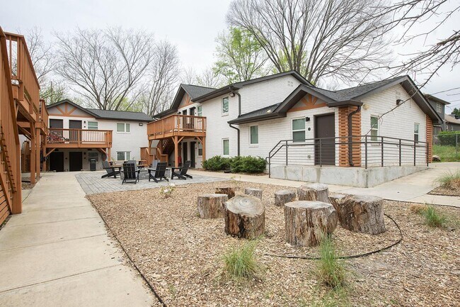 Building Photo - 584 Lindsay