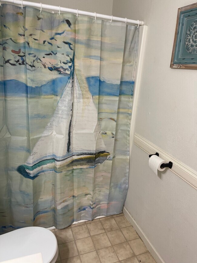 2nd upstairs bath with full shower tub - 2931 Valley Rose Dr