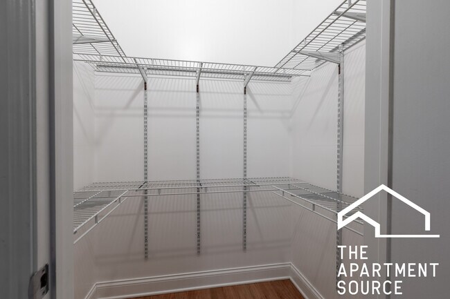 Building Photo - 4502 N Sheridan Rd