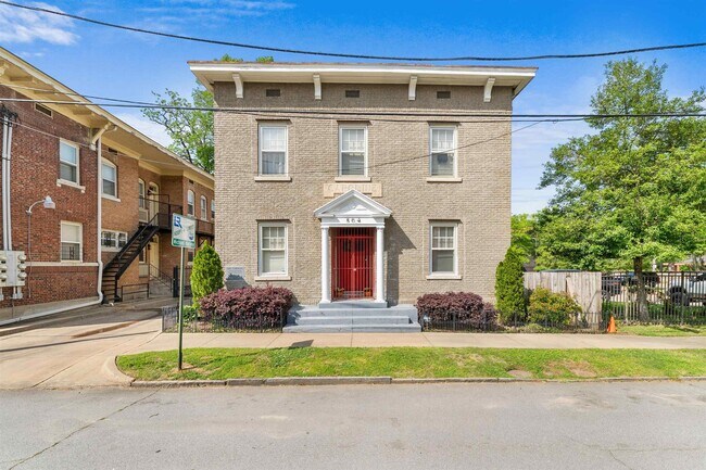 Primary Photo - 504 E 6th St