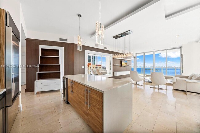 Building Photo - 2020 N Bayshore Dr