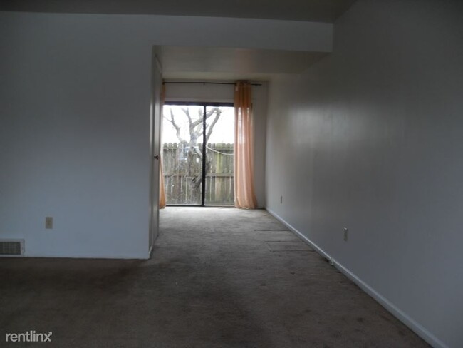Building Photo - 2 br, 1.5 bath Townhome - 4855 Moreland Drive