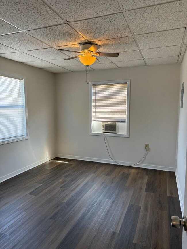 Building Photo - Spacious 2BR/1BA duplex