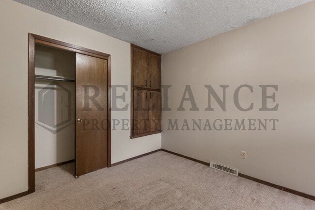 Building Photo - 2241 S White Oak Dr