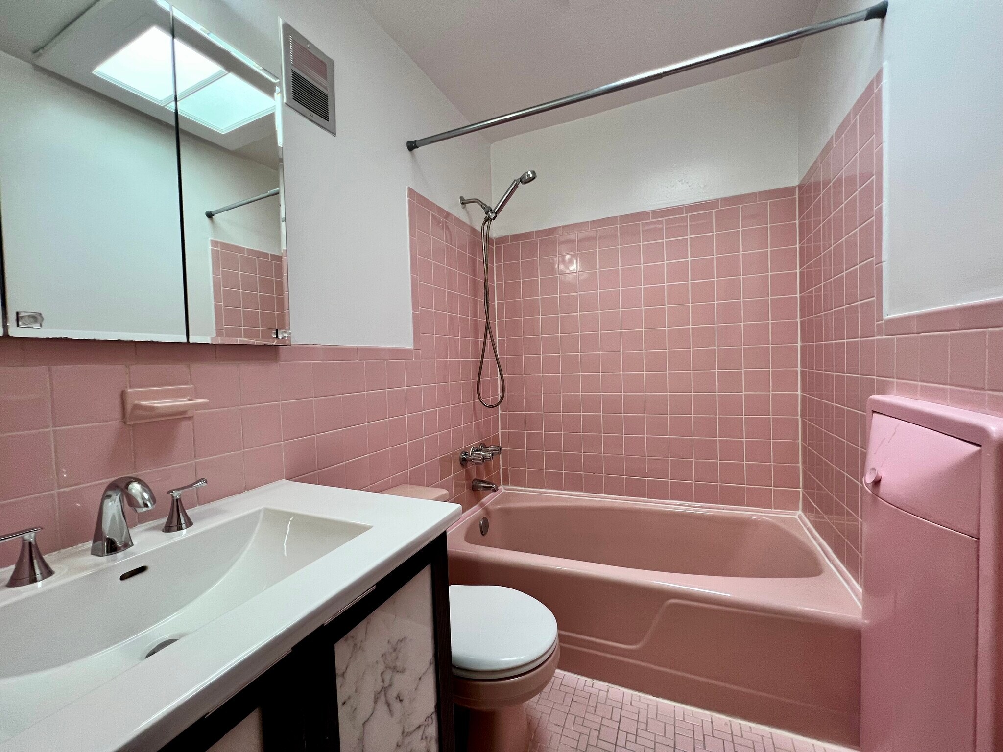 Full Bathroom - 14435 38th Ave