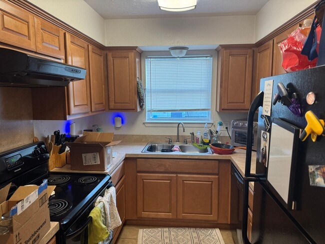 Building Photo - DECEMBER MOVE IN!  Cute 3 Bedroom 1.5 Bath...