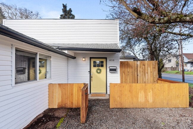 Building Photo - 838 SE Tacoma St