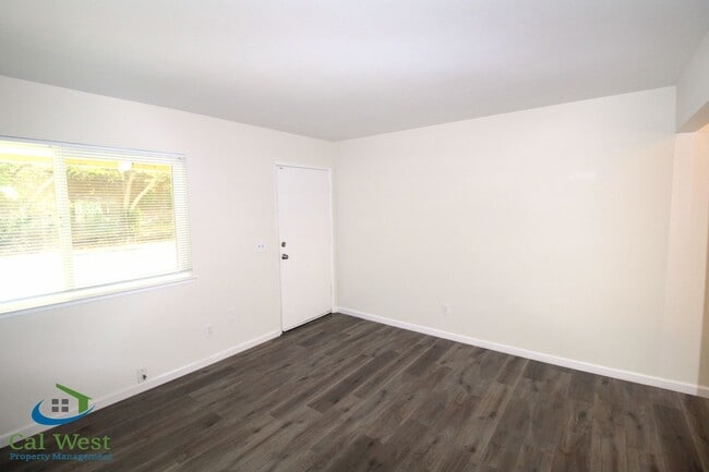 Building Photo - $2895 - 2 Bed 1.5 Remodeled 2 Story Towhn Home Near Keily and Saratoga
