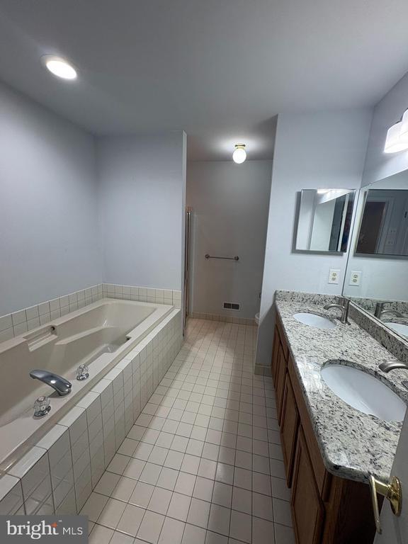 Building Photo - 208 Castle Dr