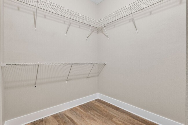 Building Photo - Newly Renovated 2-Bedroom Corner Unit in G...