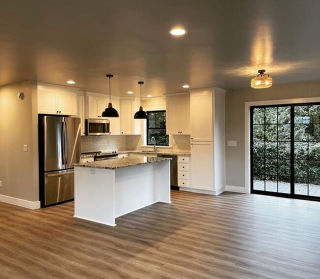Building Photo - BEAUTIFUL CUSTOM - BUILT SINGLE LEVEL HOME...