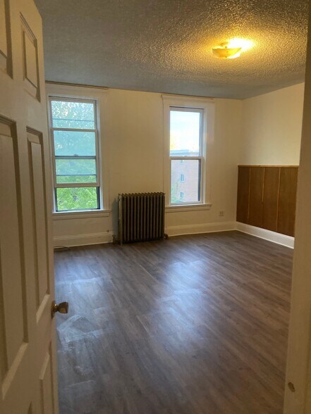 Building Photo - 320 W Fuller Ave