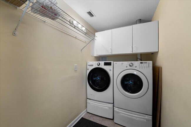 Building Photo - 850 NE Ixora Dr