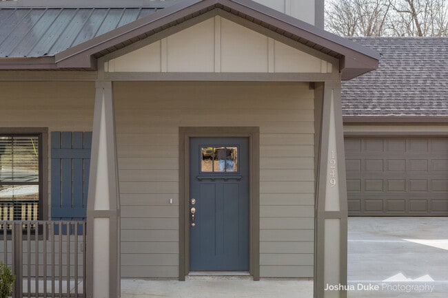 Building Photo - Pre-Leasing Modern Style Home Minutes from Campus and Downtown Fayetteville