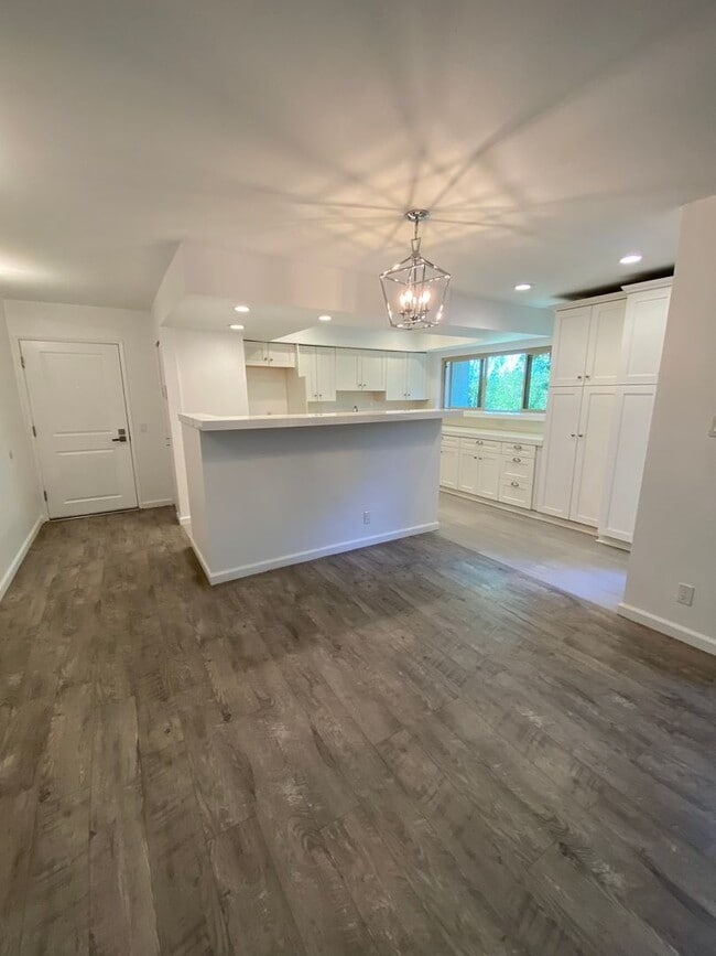 Building Photo - Beautifully Renovated 3+2 Creekside Condo ...