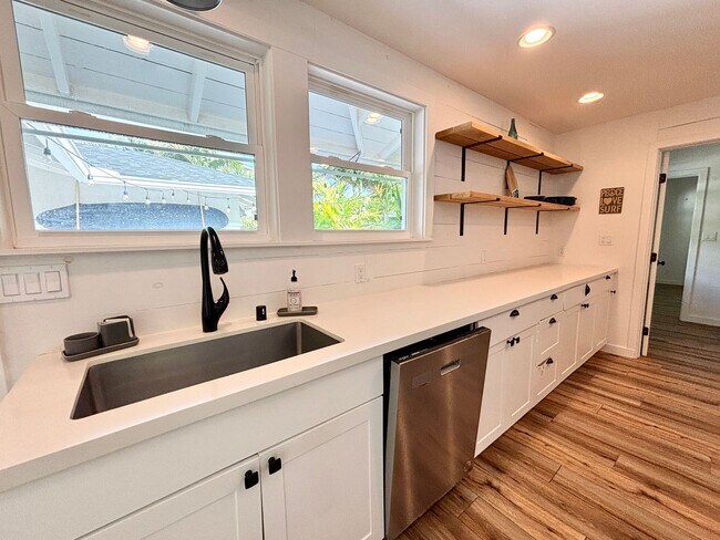 Building Photo - Available Now! 3 BED, 2 BATH HOME w/ UTILI...