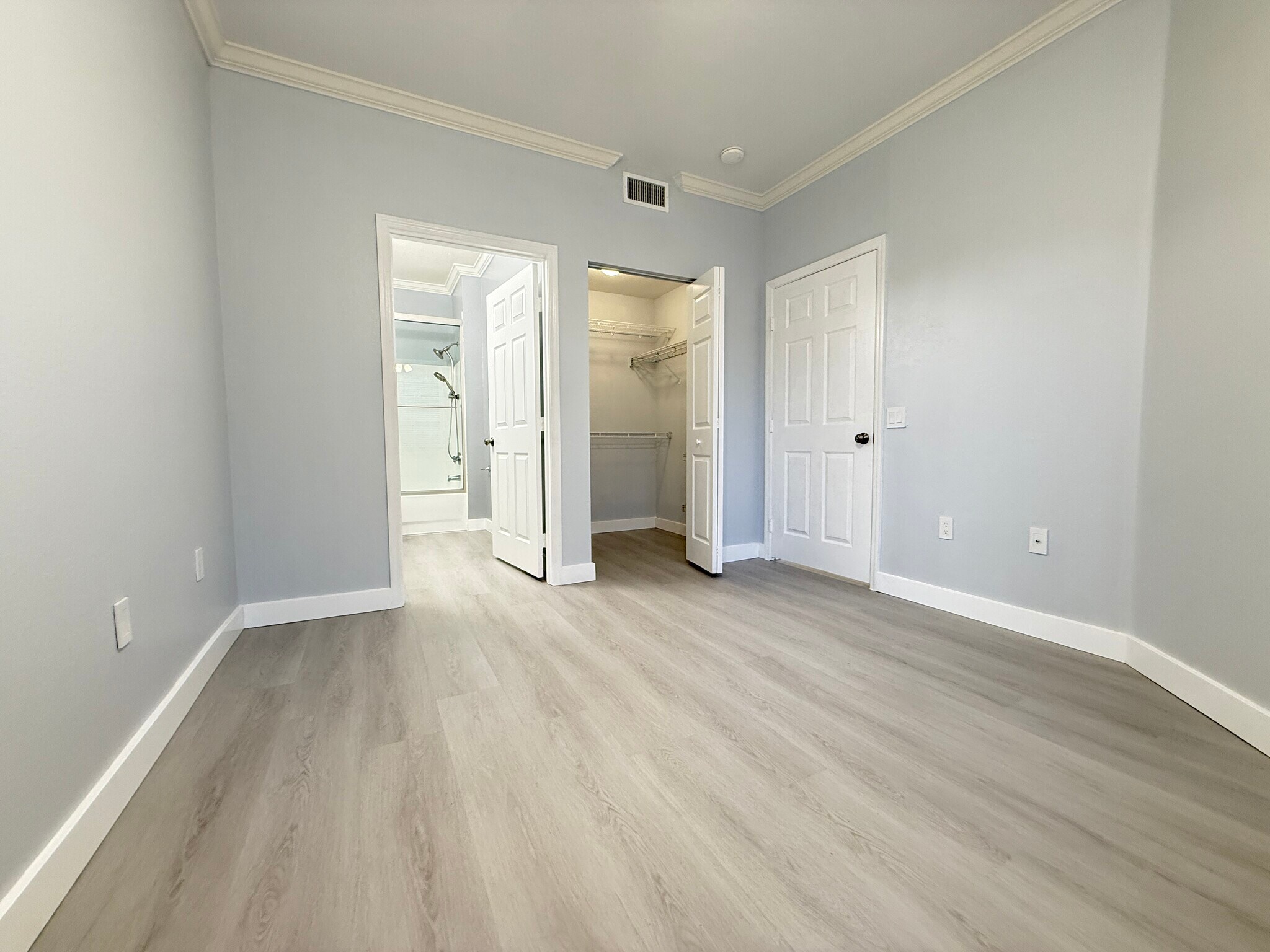 Building Photo - 9586 Lake Chase Island Way