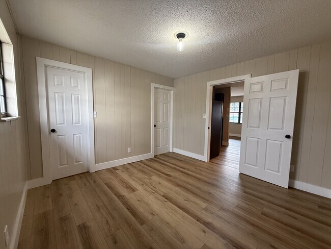 Building Photo - Renovated 1-bedroom, 1-bath apartment feat...