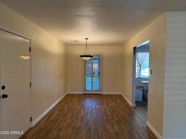 Building Photo - 8134 E Mitchell Dr