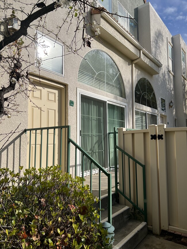 Building Photo - 5455 Sylmar Ave