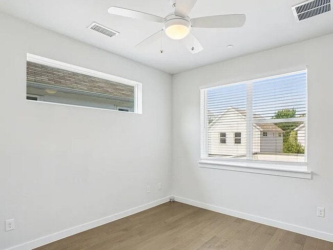 Building Photo - MOVE IN READY