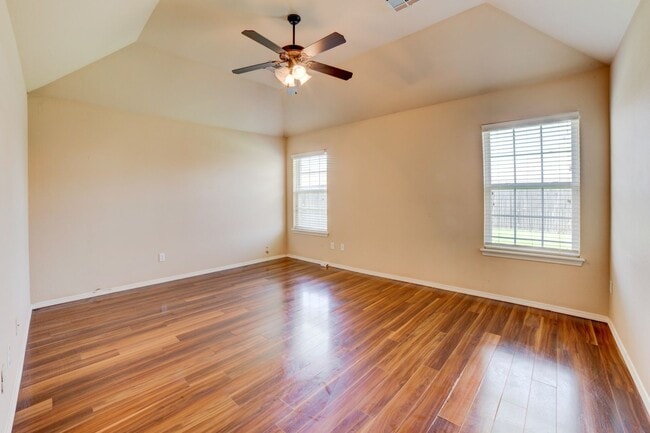 Building Photo - Tulsa Beauty Available Beginning of Januar...