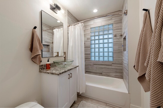 Building Photo - 1139 E Sherman Ave