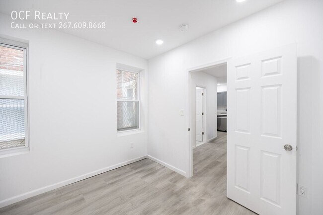 Building Photo - 948 Belmont Ave