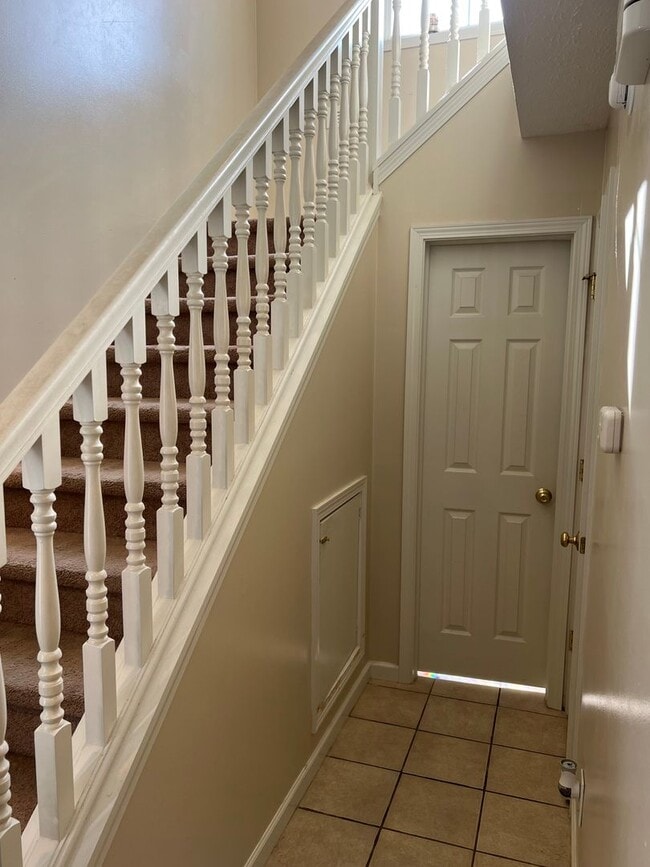 Building Photo - PRICE REDUCTION Available July 2026! Monthly rent $1,550